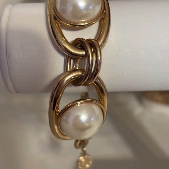 Beautiful Graziano Pearl Necklace (20") and Bracelet set in Gold Tone with pouch - Picture 8 of 16